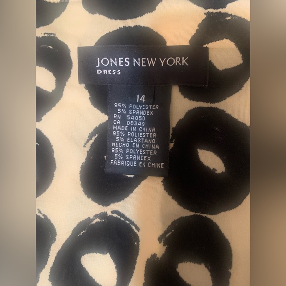 Jones New York Signature Black and Tan Print true
Wraparound Dress size 14 - Picture 8 of 10